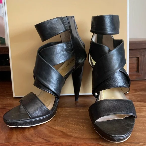 Michael Kors size 8 black leather heel - Picture 1 of 2